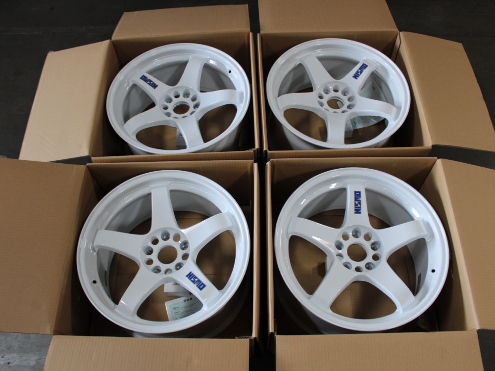 Nismo LMGT4 40th Anniversary 18x9 +22 WRMW22EWD WHITE 5X114.3 WHITE